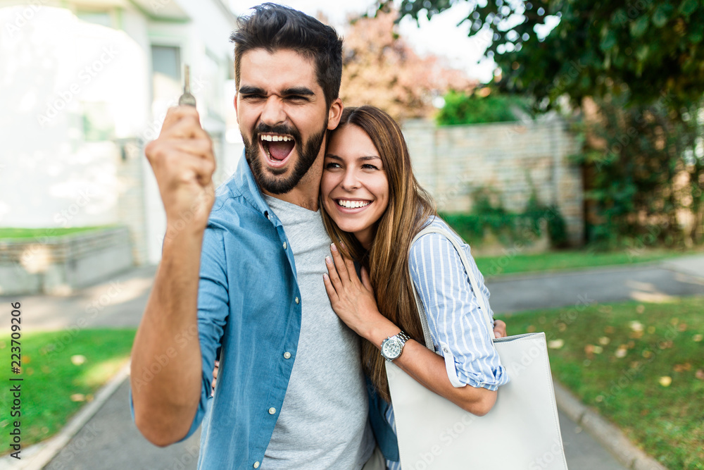 Young couple in Ontario meeting with an insurance advisor to review their personal insurance needs